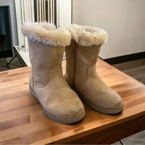 Little girls Cat & Jack boots with fur